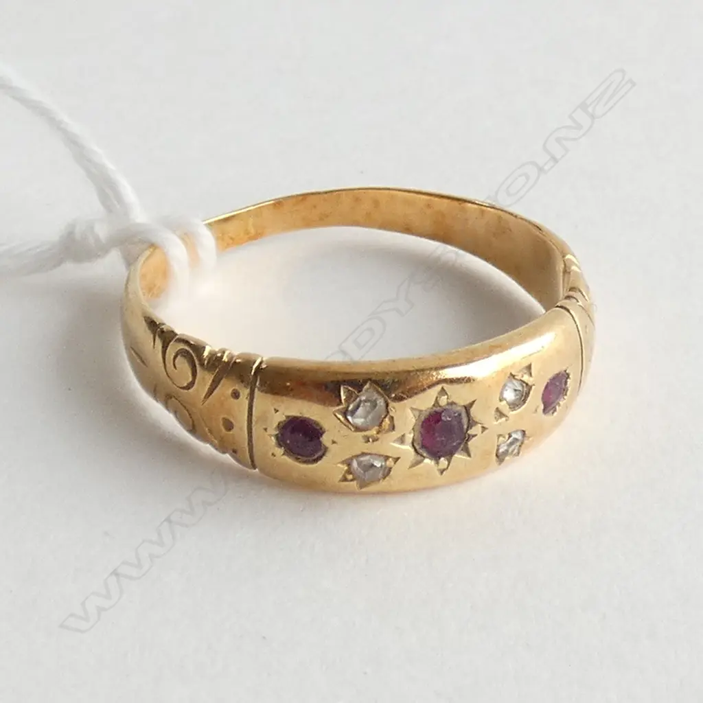 18CT GOLD RUBY & DIAMOND RING 3.7GMS  Image 1++