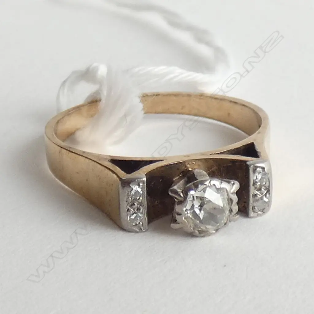 9CT OLD MINE CUT DIAMOND SOL. WITH SOULDER STONES Image 1++