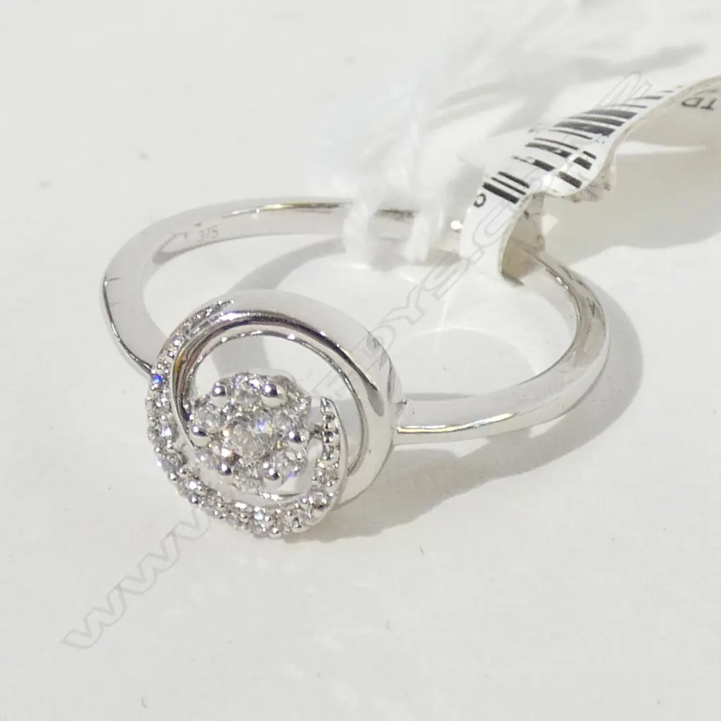 9CT GOLD AND DIAMOND TWIST RING Image 1++