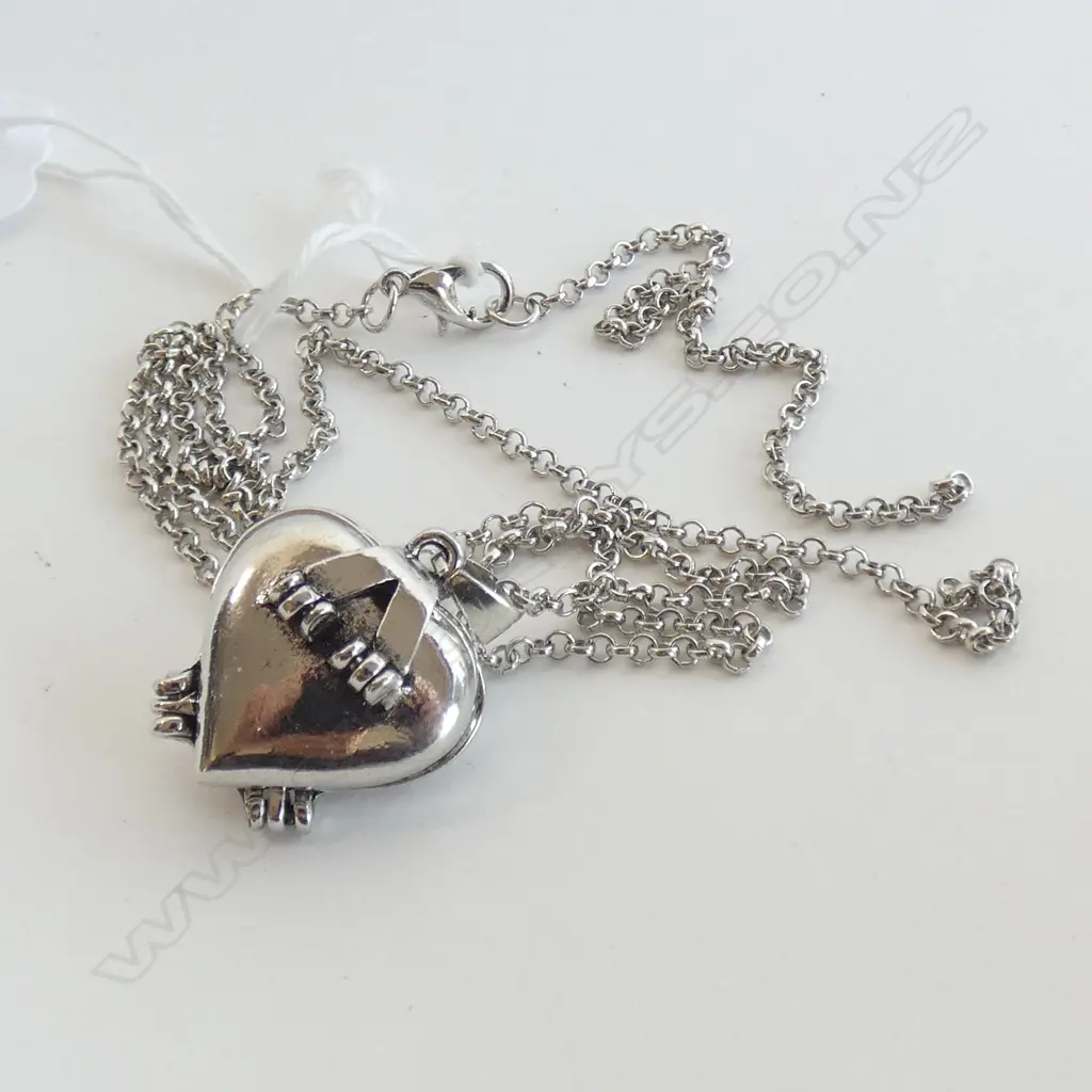 SILVER PLATE MULTI HEART FOLDING LOCKET ON CHAIN A/F Image 1++