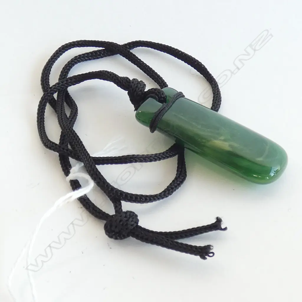 GREEN  PENDANT/ NECKLACE Image 1++