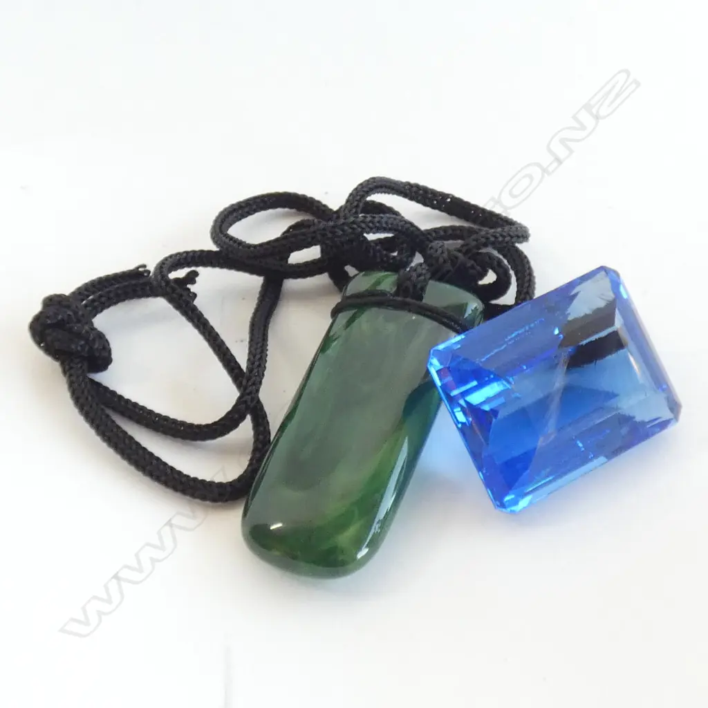 FAUX SAPPHIRE & GREEN PENDANT/NECKLACE Image 1++