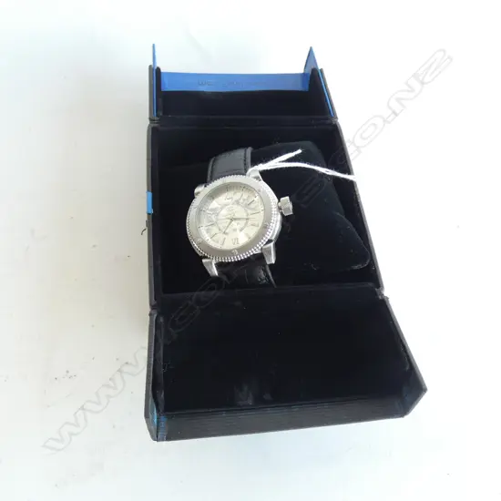 LINE 7 WATCH IN BOX