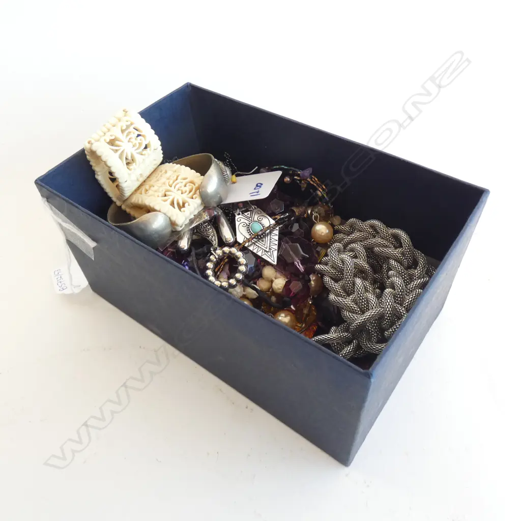ASST. COSTUME NECKLACES Image 1++