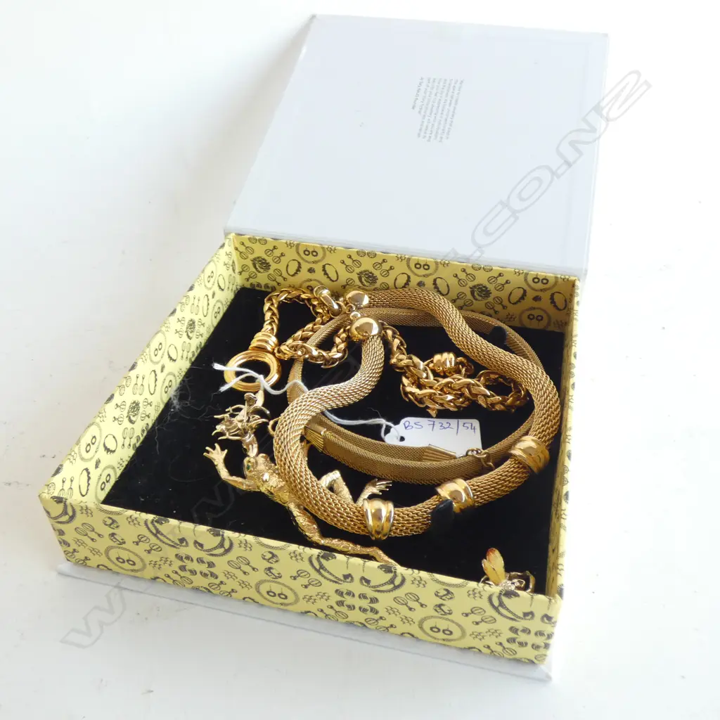 3 GOLD TONE NECKLACES + BROOCHS Image 1++