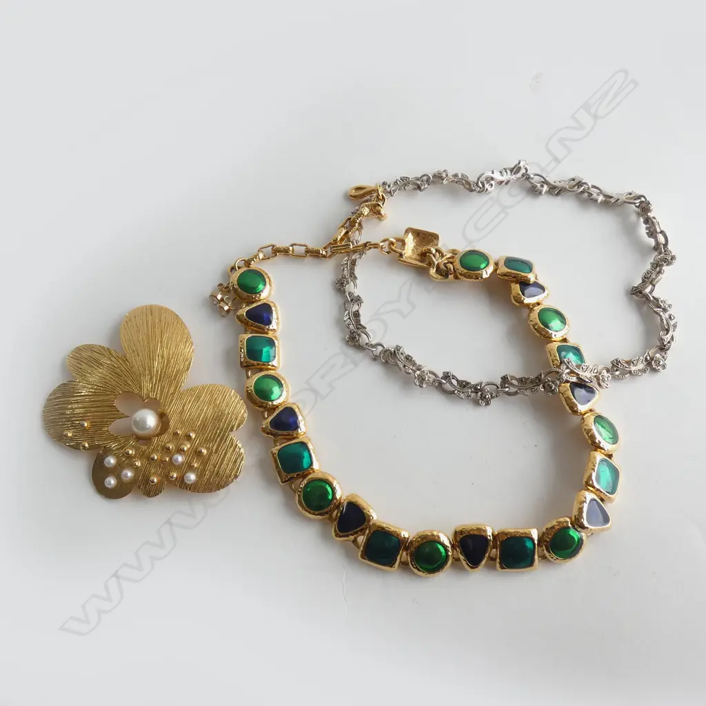SM BAG GOOD COSTUME JEWELLERY; BROOCH / 2 NECKLACES / PR FAUX DIAMOND STUD EARRINGS Image 1++