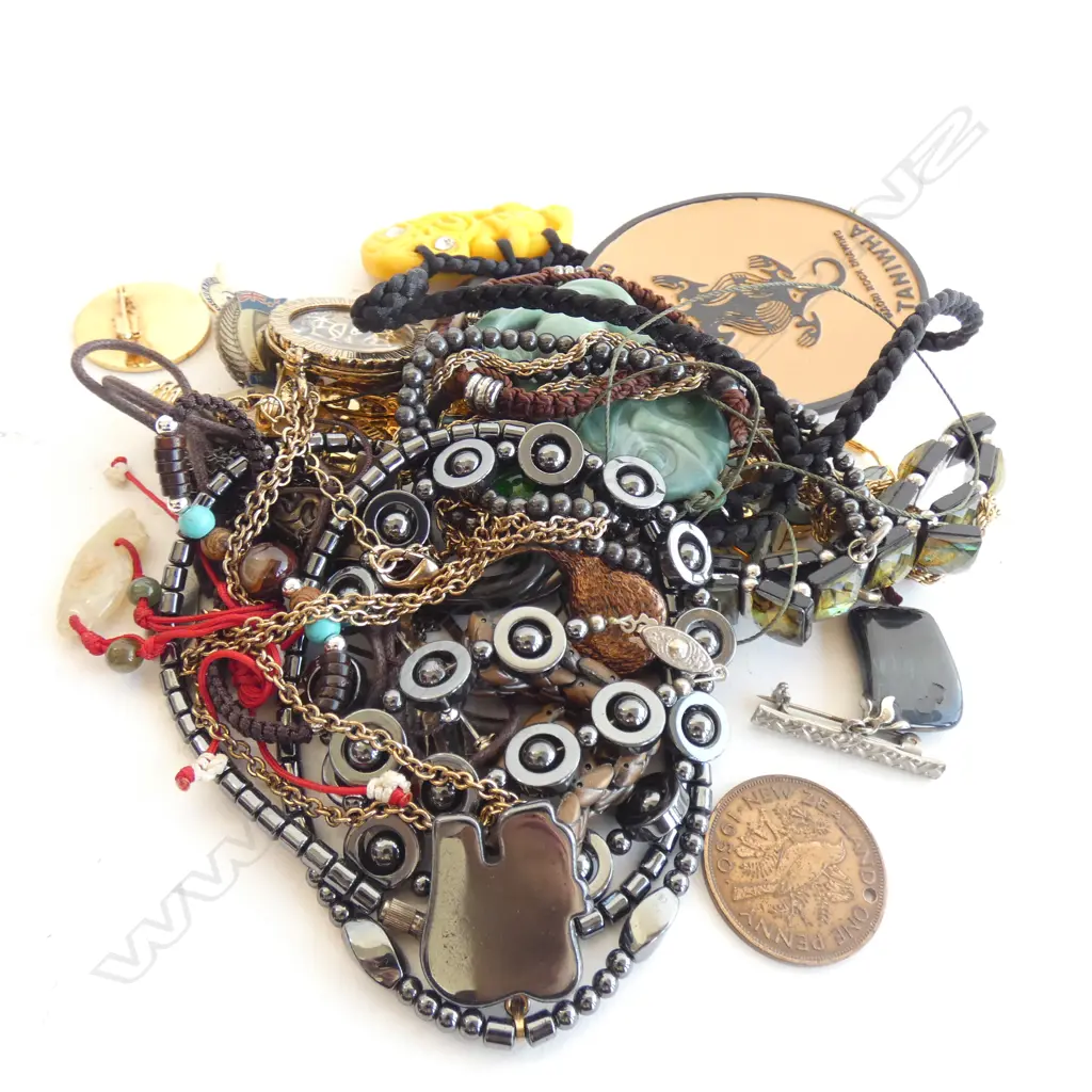 ASST. COSTUME JEWELLERY, BADGES ETC Image 1++