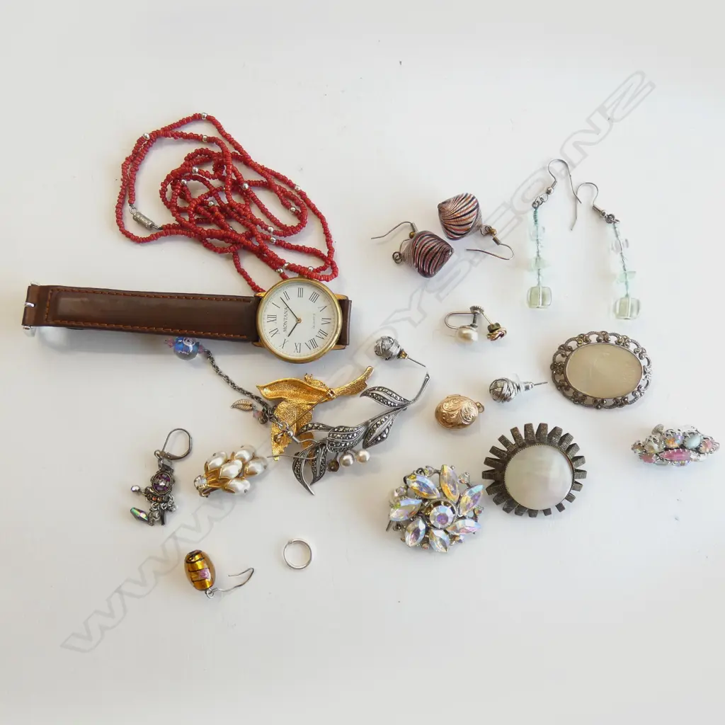RED VELVET JEWELLERY BOX + ASST. CONTENTS with 9CT LOCKET Image 1++