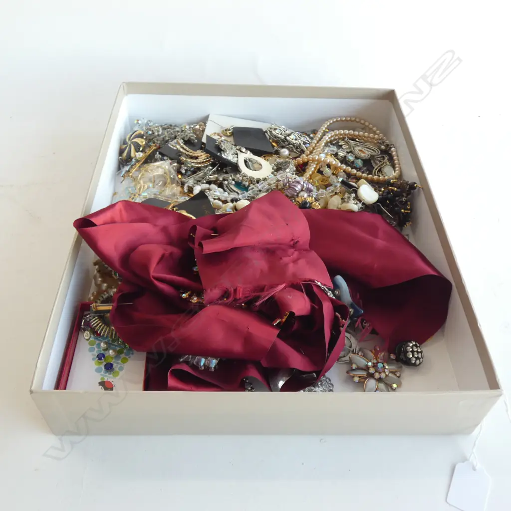 TRAY ASST. COSTUME JEWELLERY Image 1++