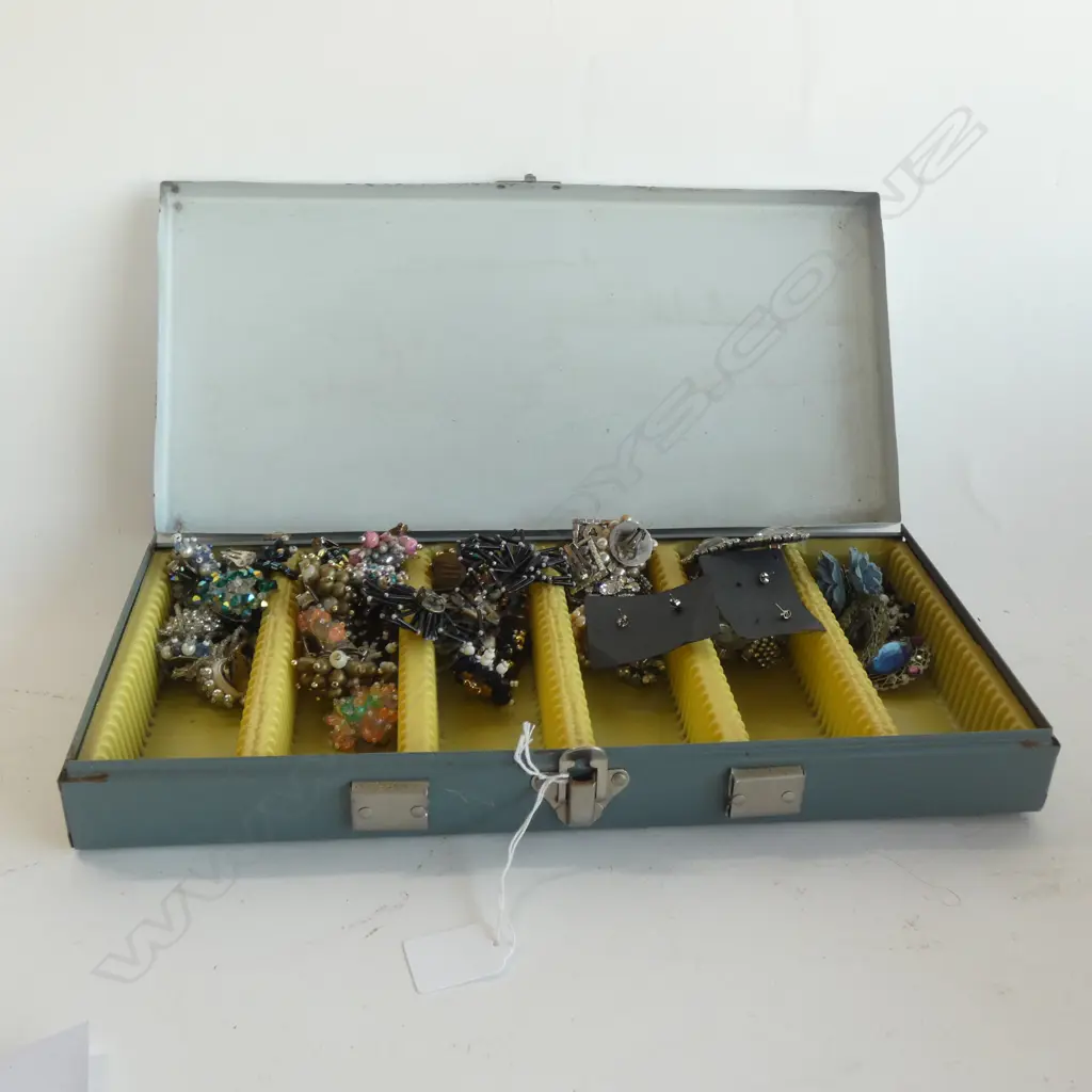 BOX OF ASST. COSTUME JEWELLERY Image 1++