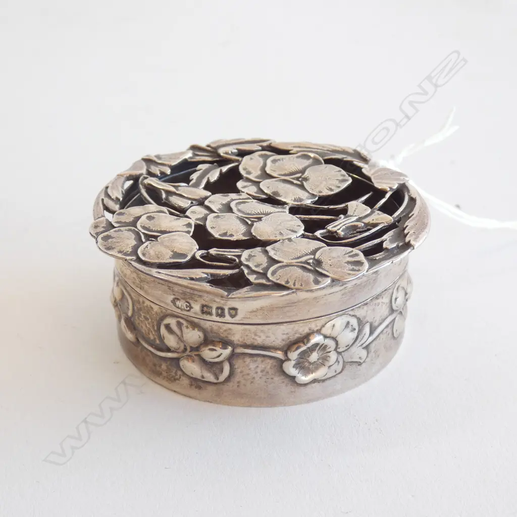 PIERCED STG SILVER LIDDED BOX w. PANSIES, LONDON 1914 60mm dia 40 GRAMS Image 1++