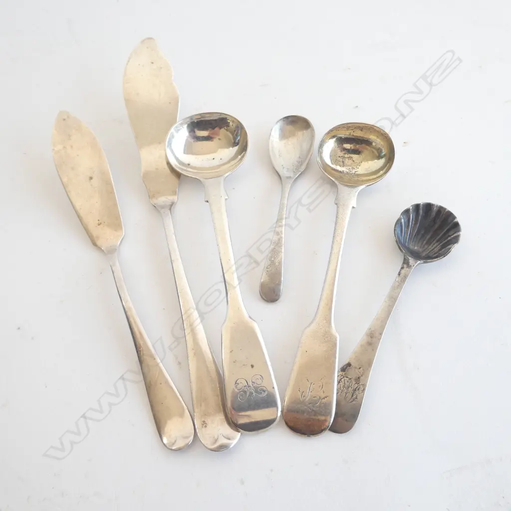6 SMALL SILVER CUTLERY ITEMS; INCL. 2 GEO. III SALT SPOONS 84 GRAMS Image 1++