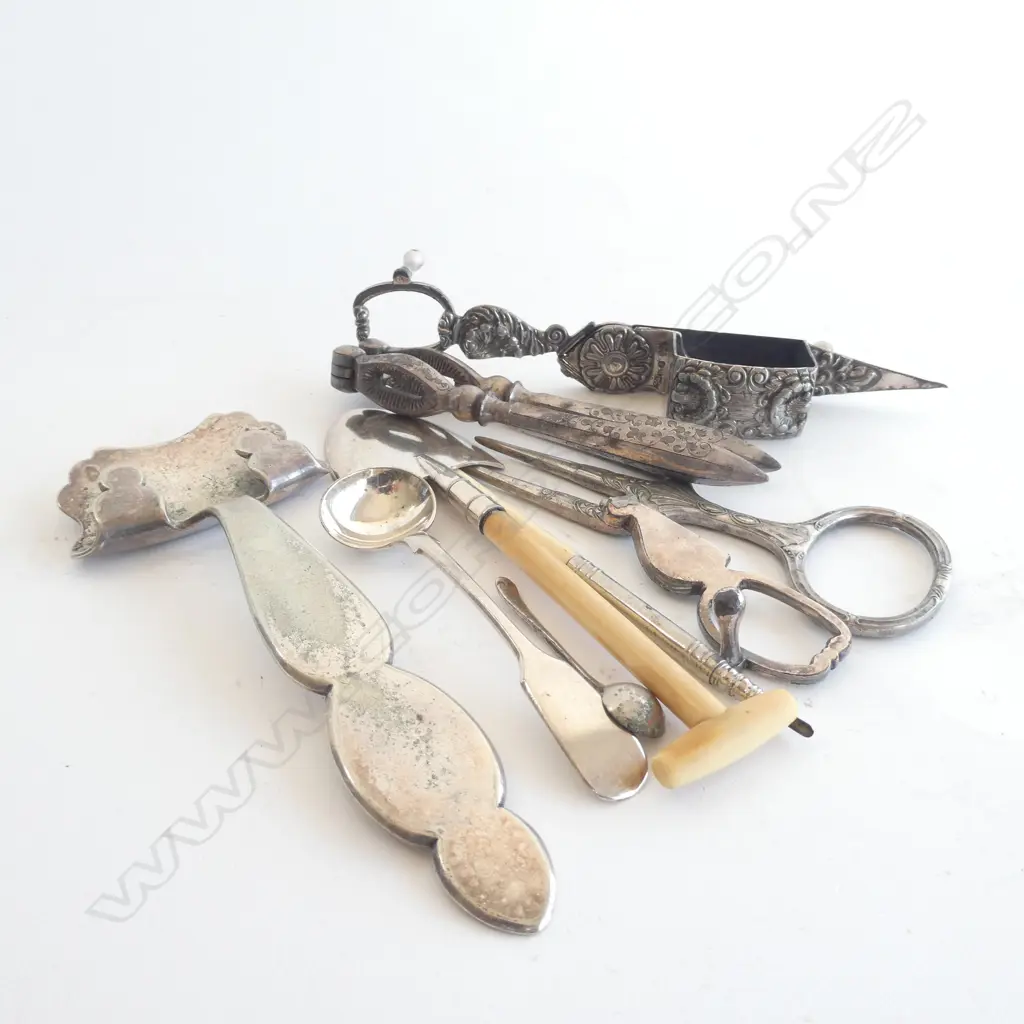 ASST. EP CUTLERY; STILTON CHEESE SCOOP ETC Image 1++