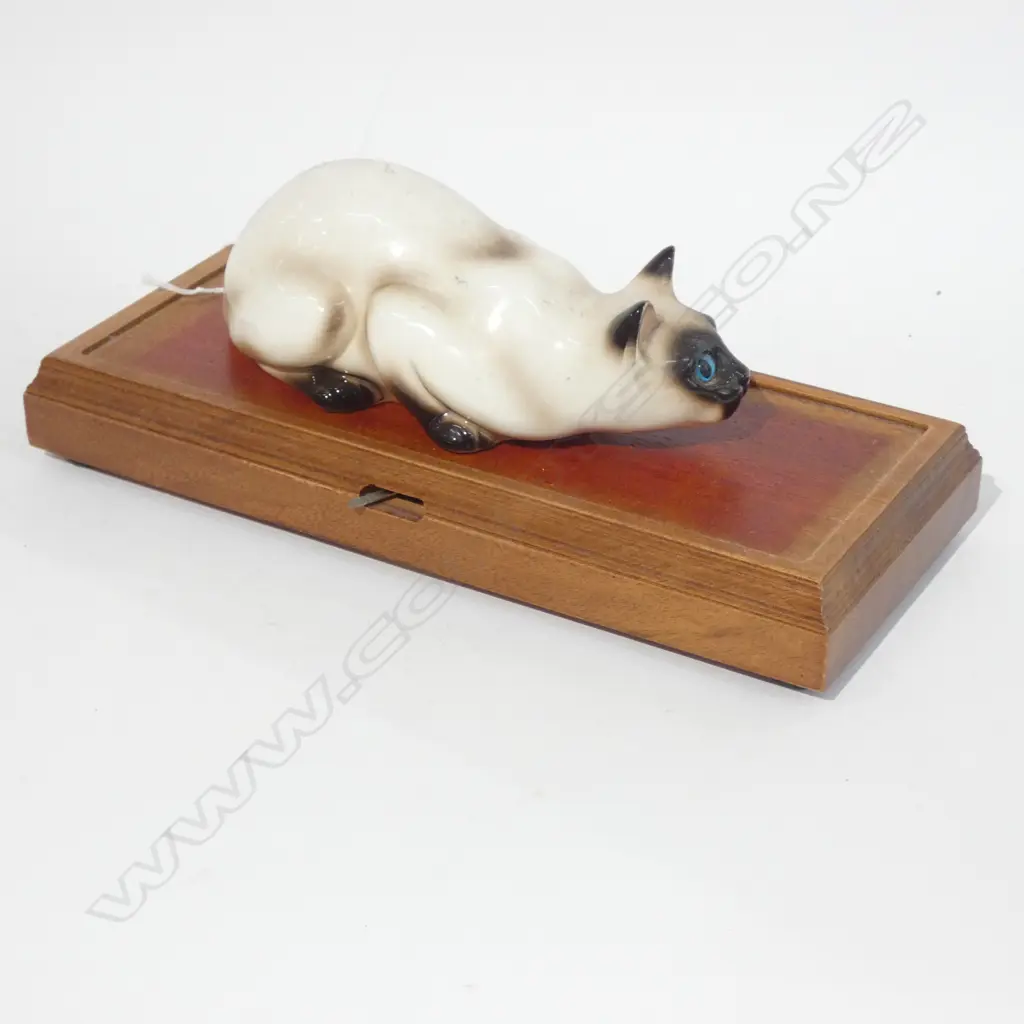 CERAMIC PORCELAIN SIAMESE CAT WITH MUSICAL WOODEN STAND L 310MM Image 1++