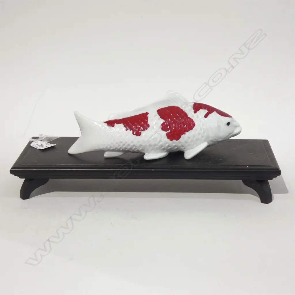 ORIENTAL CERAMIC FISH WITH WOODEN STAND L 340MM Image 1++