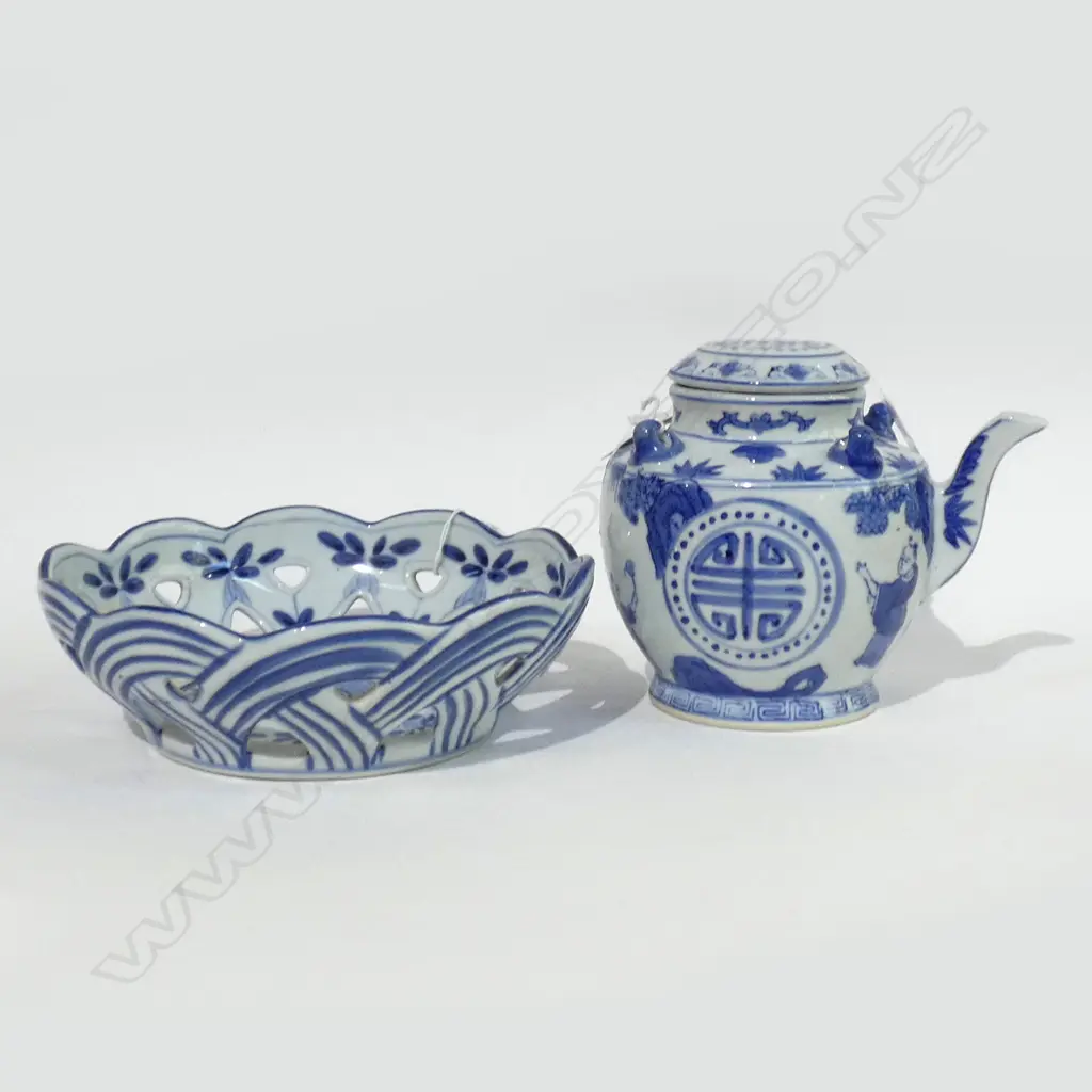 CHINESE MING STYLE B+W TEAPOT AND BOWL D 190 MM Image 1++