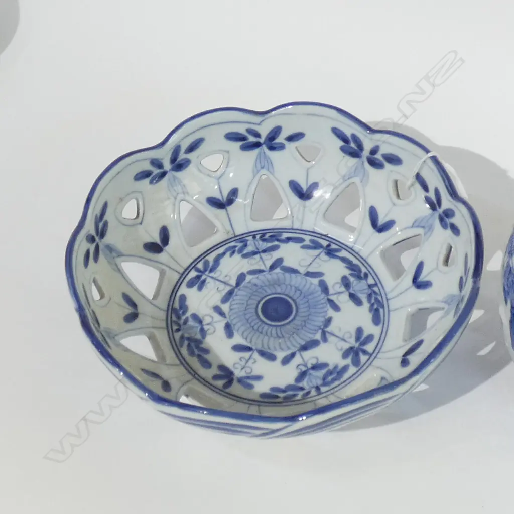 CHINESE MING STYLE B+W TEAPOT AND BOWL D 190 MM Image 1++