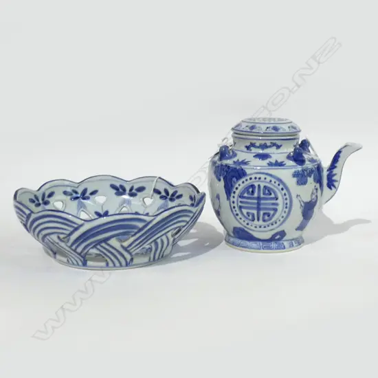 CHINESE MING STYLE B+W TEAPOT AND BOWL D 190 MM