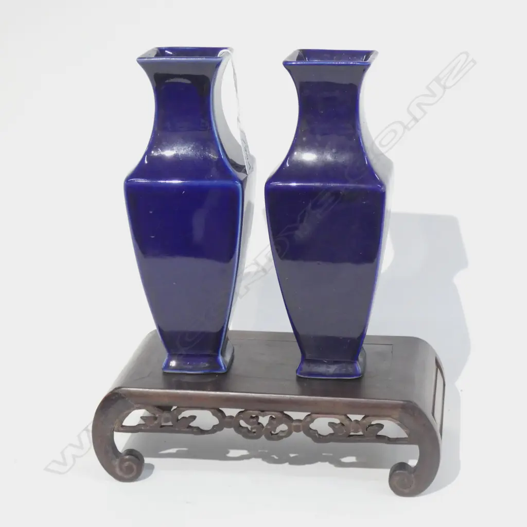 PR ORIENTAL BLUE VASES WITH WOODEN STAND H. 320MM Image 1++