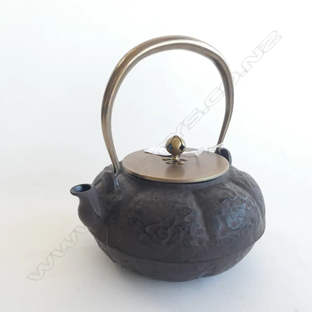 JAPANESE IRON TEAPOT - COPPER SWING HANDLE & LID H.225MM  Image 1++