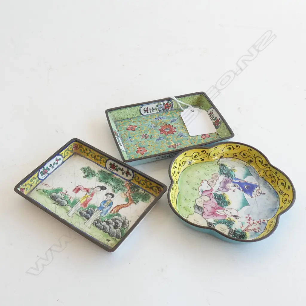 3 OLD CHINESE ENAMEL DISHES 90mm dia Image 1++