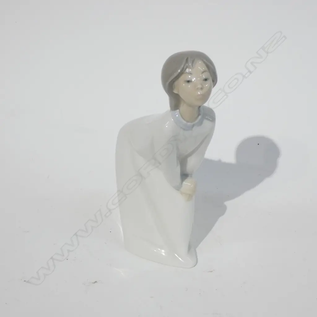 LLADRO GIRL KISSING H 190 MM Image 1++