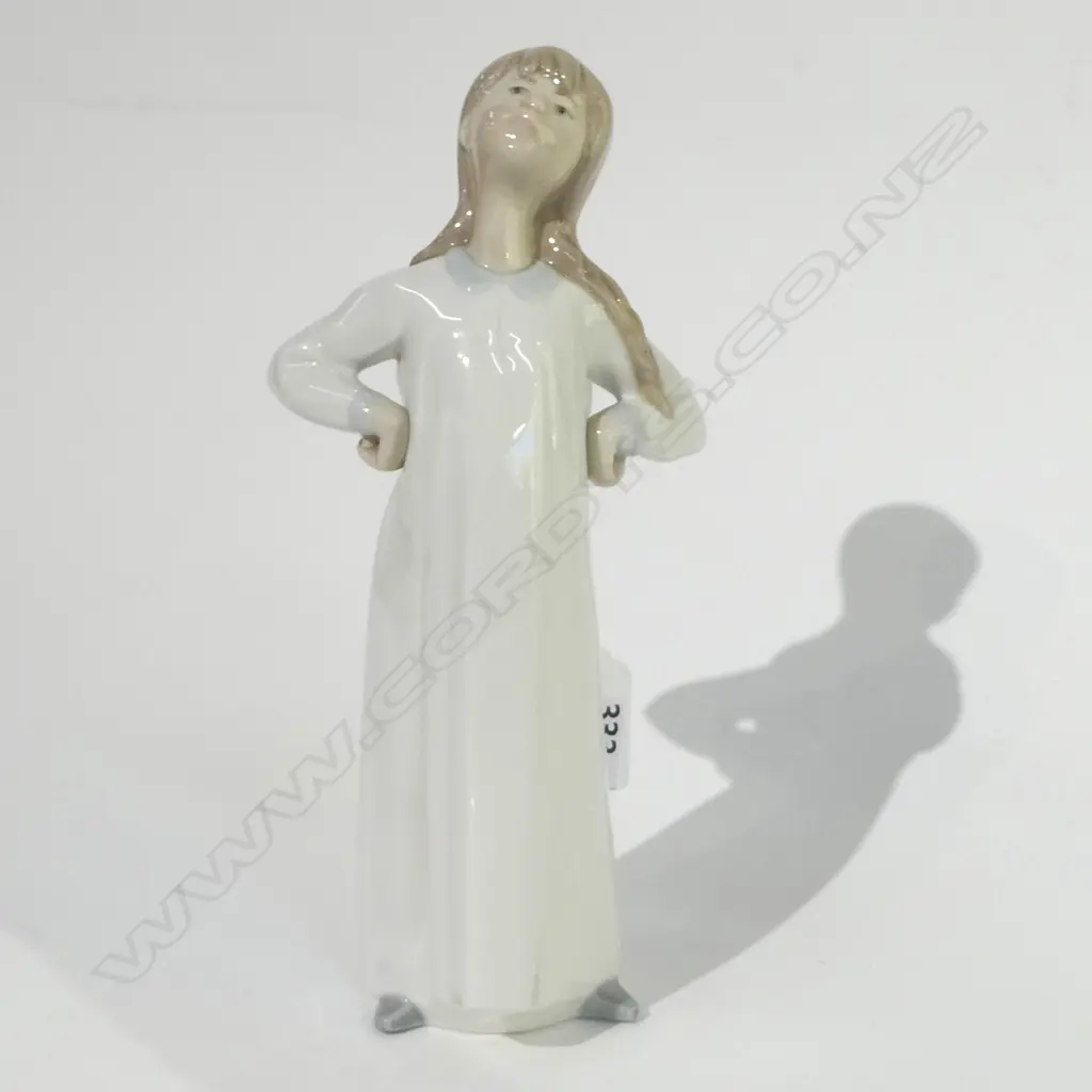 LLADRO GIRLS ARMS AKIMBO H 220 MM Image 1++