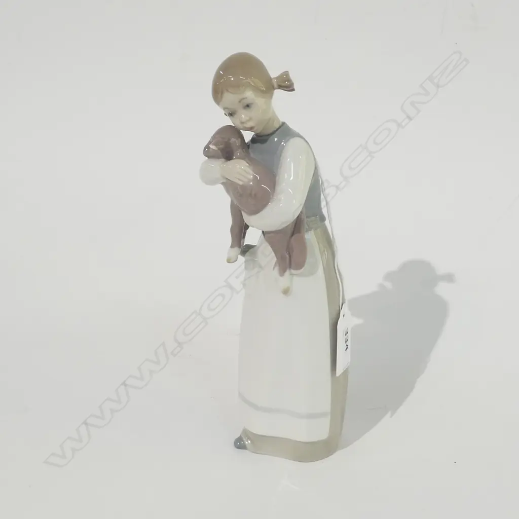 LLADRO GIRL WITH KID H 220 MM Image 1++