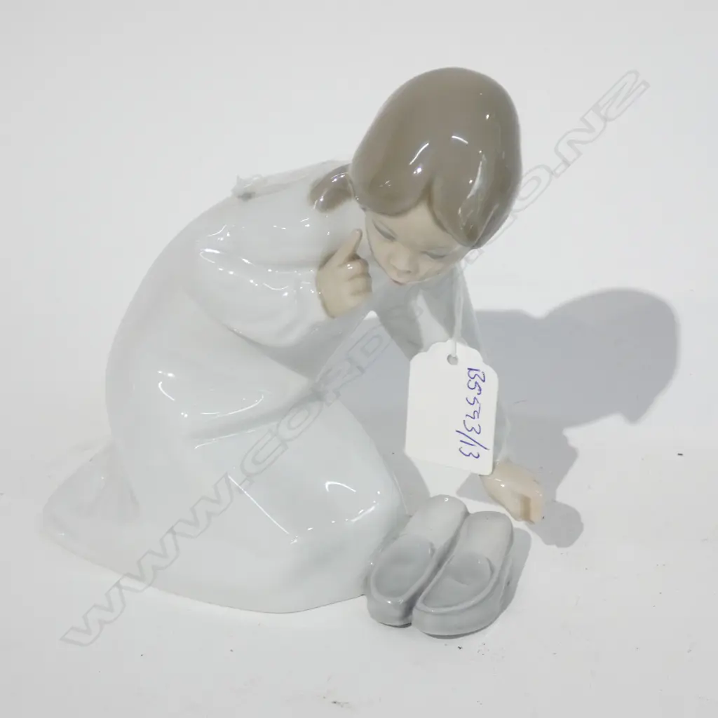 LLADRO GIRL WITH SLIPPERS H 150 MM Image 1++