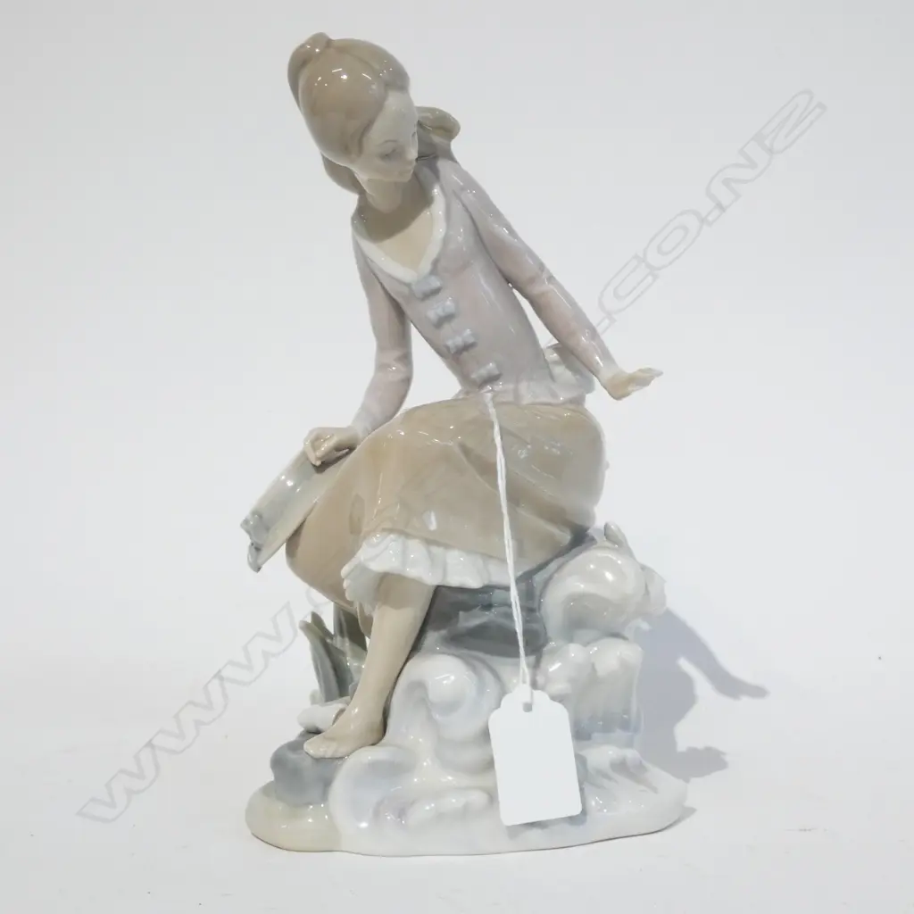 LLADRO GIRL BY THE SEA H240 MM Image 1++