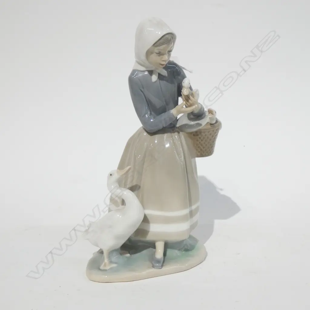 LLADRO GIRL WITH GOSSLINGS H 250 MM Image 1++