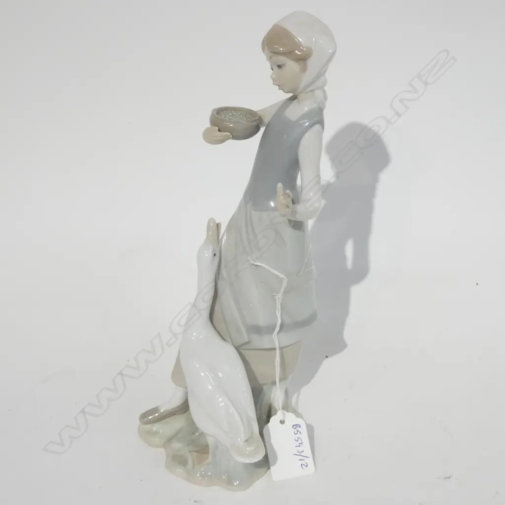 LLADRO GIRL WITH DUCK H230 MM Image 1++