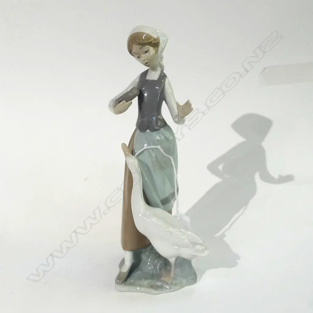 LLADRO GIRL WITH DUCK H230 MM Image 1++