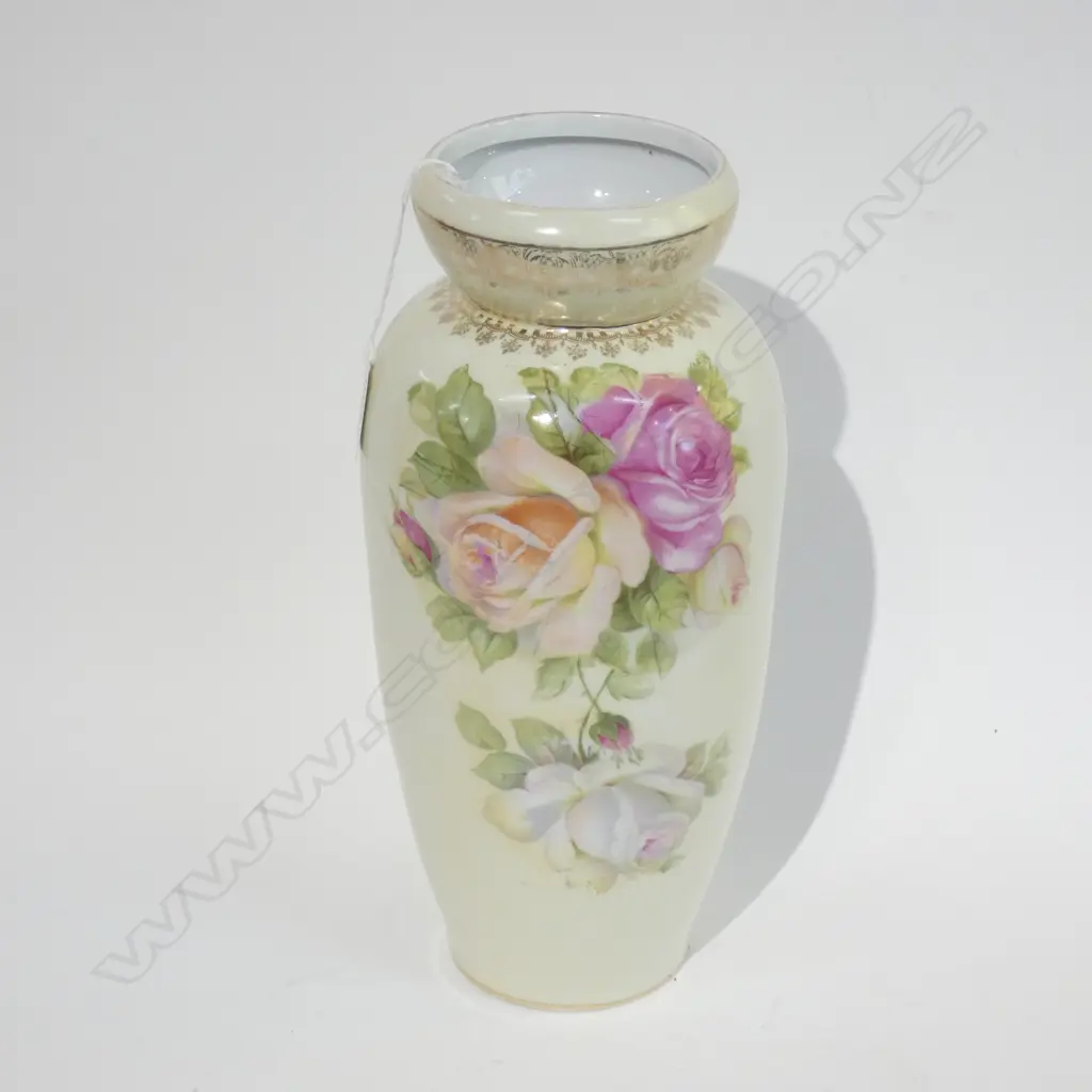 ST KILIAM TALL VASE WITH ROSE DETAIL ON THE FRONT Image 1++
