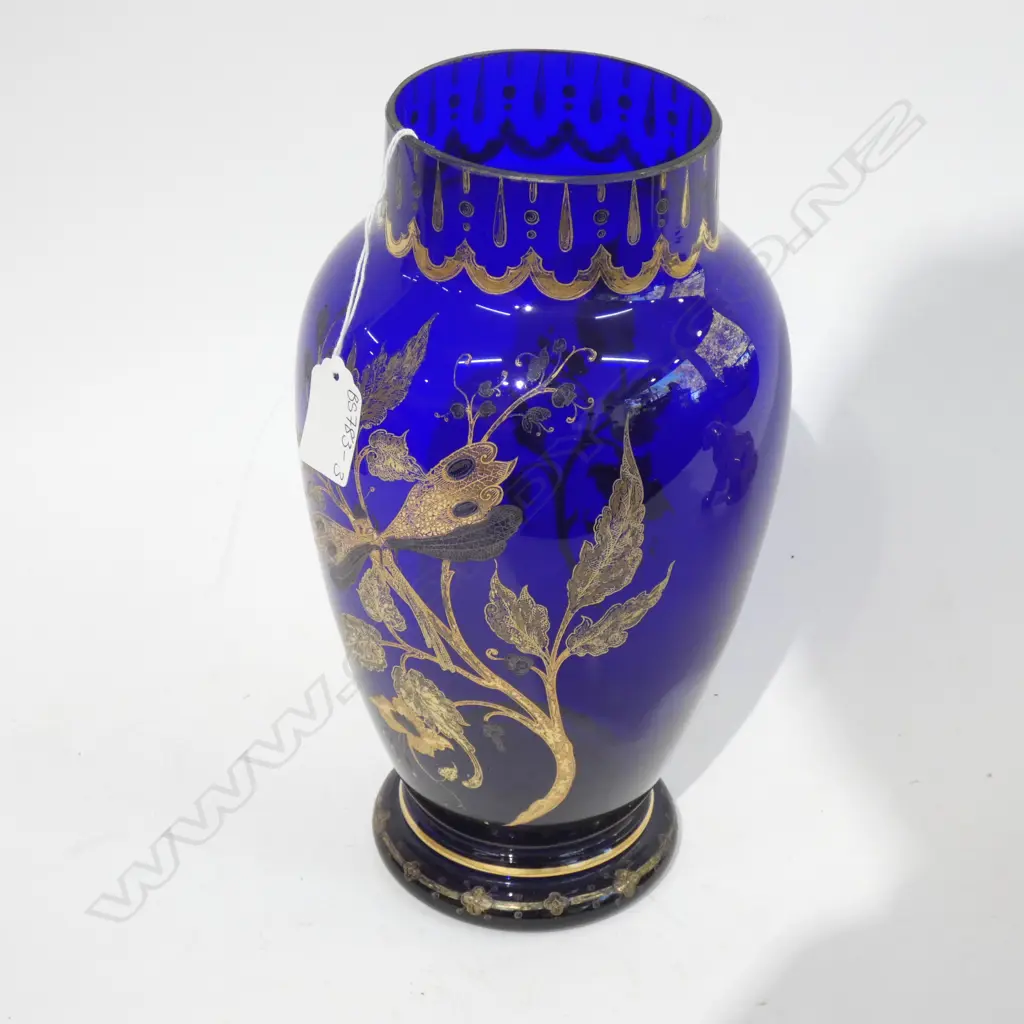 LG BLUE GLASS VASE - DECORATED W GOLD DRAGONFLY & FOLIAGE H. 280MM Image 1++