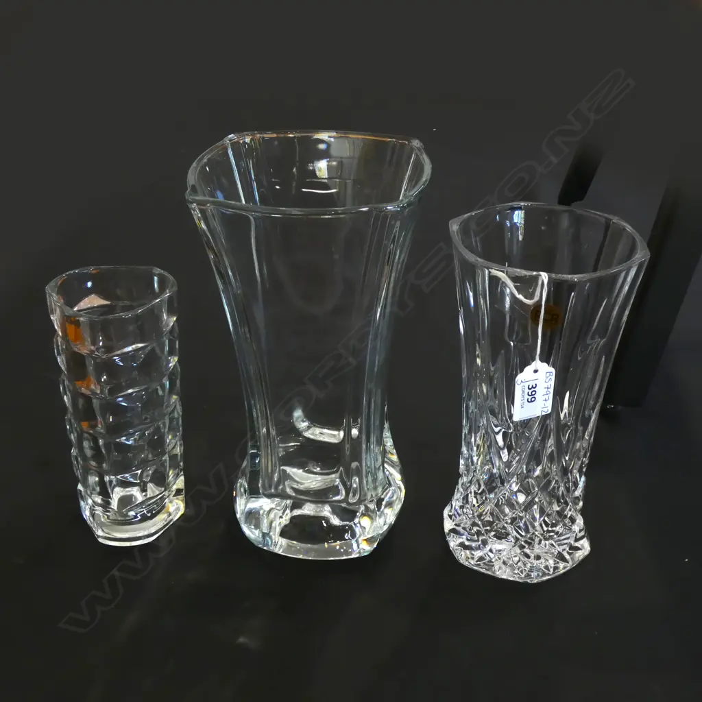 1 CRYSTAL VASE & 2 GLASS VASES LARGEST  H 240MM Image 1++