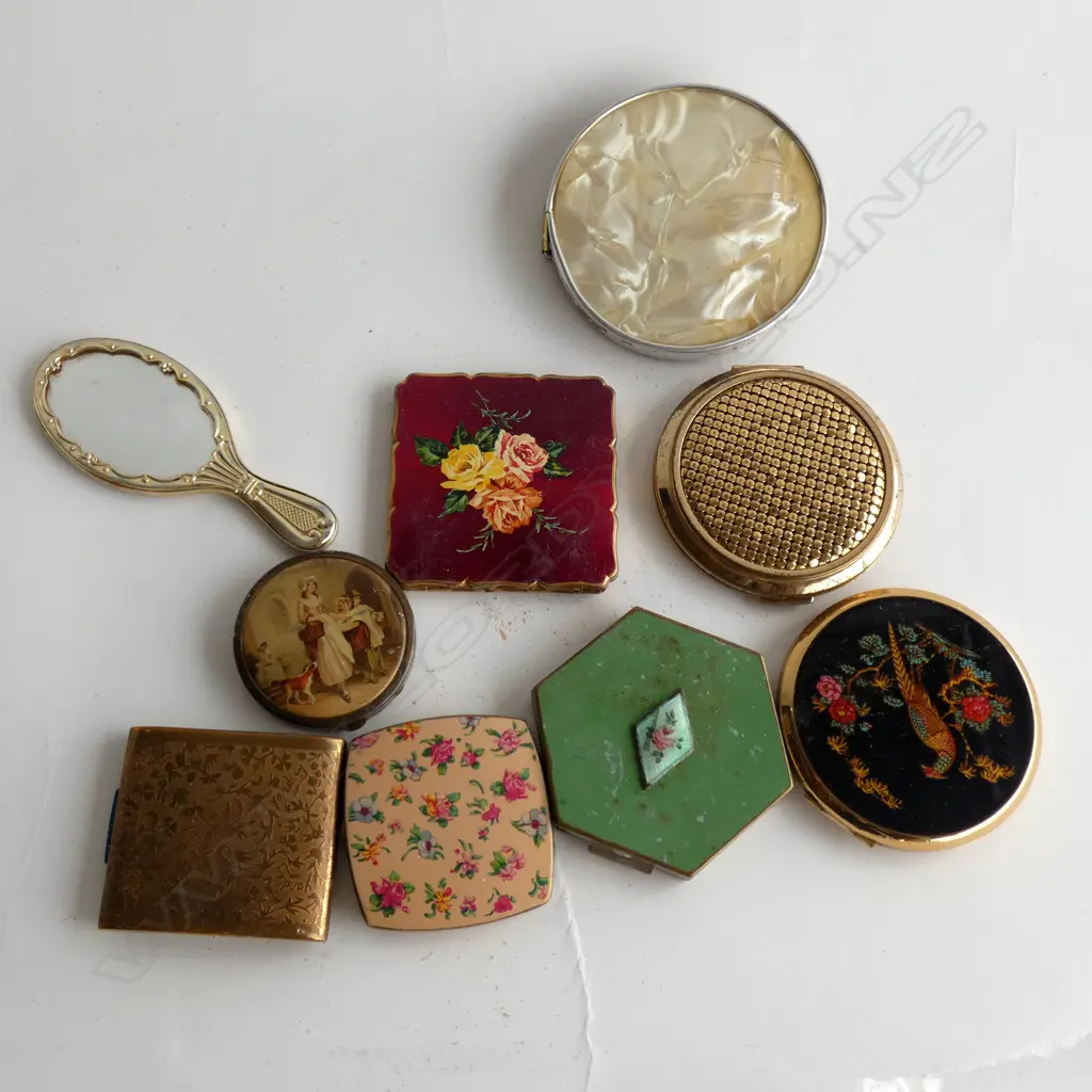BAG ASST VINTAGE COMPACTS & MIRRORS INCL STRATTON & GLOMESH  Image 1++