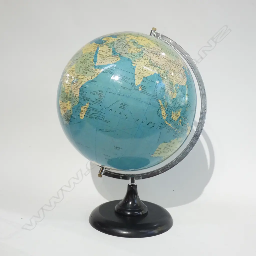 LG WORLD GLOBE - APPROX H. 500MM Image 1++
