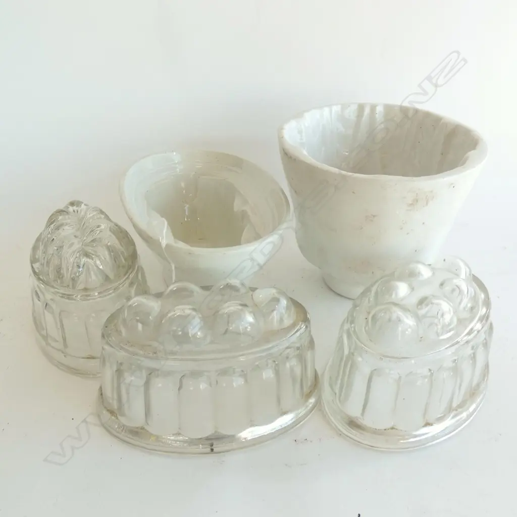 5 VINTAGE JELLY MOULDS; 2 CERAMIC 3 GLASS A/F Image 1++