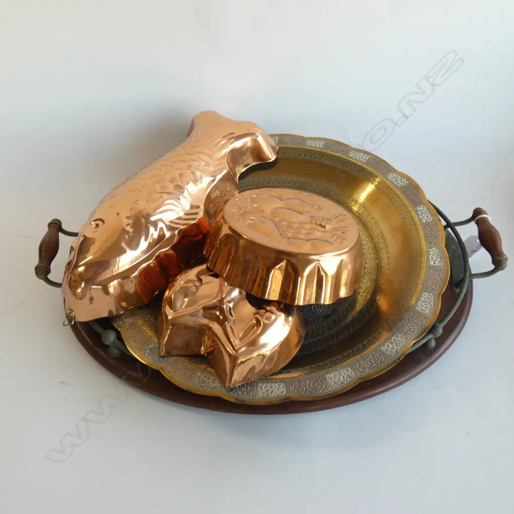 2 LARGE TRAYS + 3 COPPER MOULDS  Image 1++
