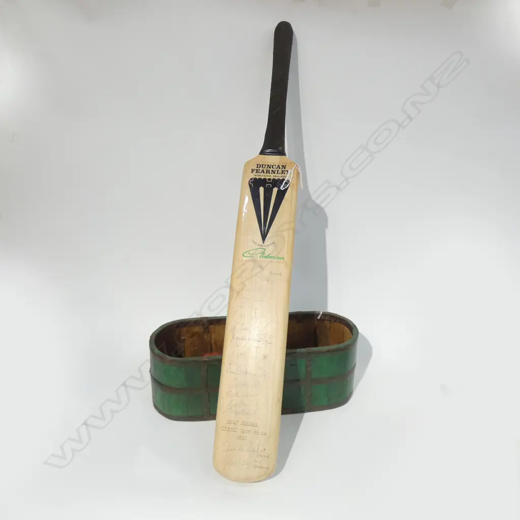 WEST INDIES CRICKET TEAM IN NZ 1987 SIGNED CRICKET BAT & BALLS Image 1++