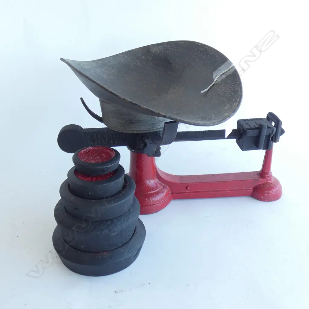 VINTAGE RED & BLACK CAST IRON SCALES W 6 WEIGHTS Image 1++