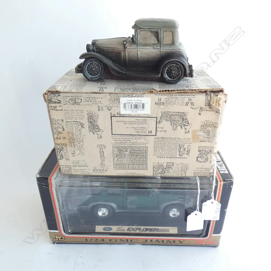 PR MODEL CARS; 1:24 FORD EXPLORER & VINTAGE CAR; BOTH IN BOXES  Image 1++