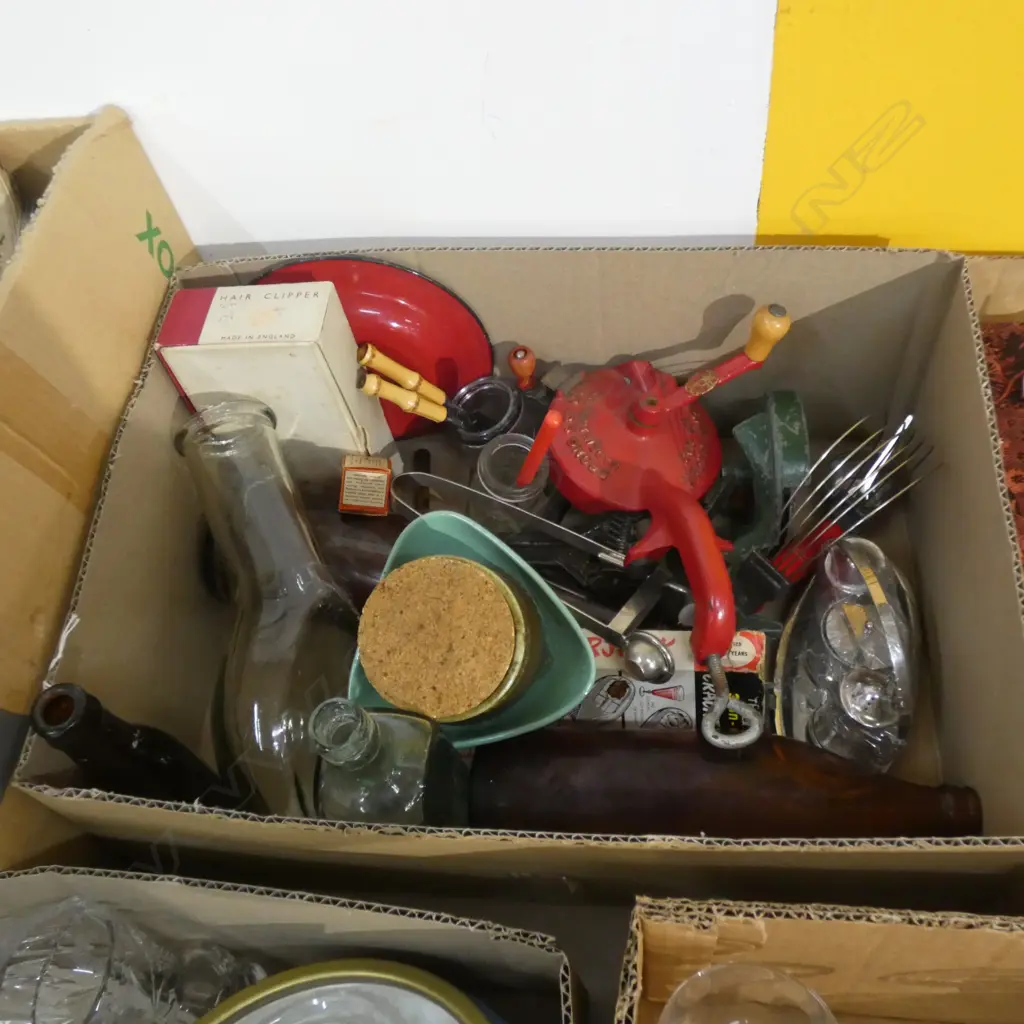 BOX VINTAGE KITCHENALIA & OLD BOTTLES ETC.. Image 1++