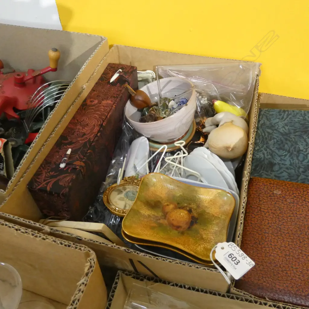 GOOD BOX LOT ASST COLLECTIBLES INCL MINIATURE PLATES, POTTERY, ORNAMENTS ETC Image 1++