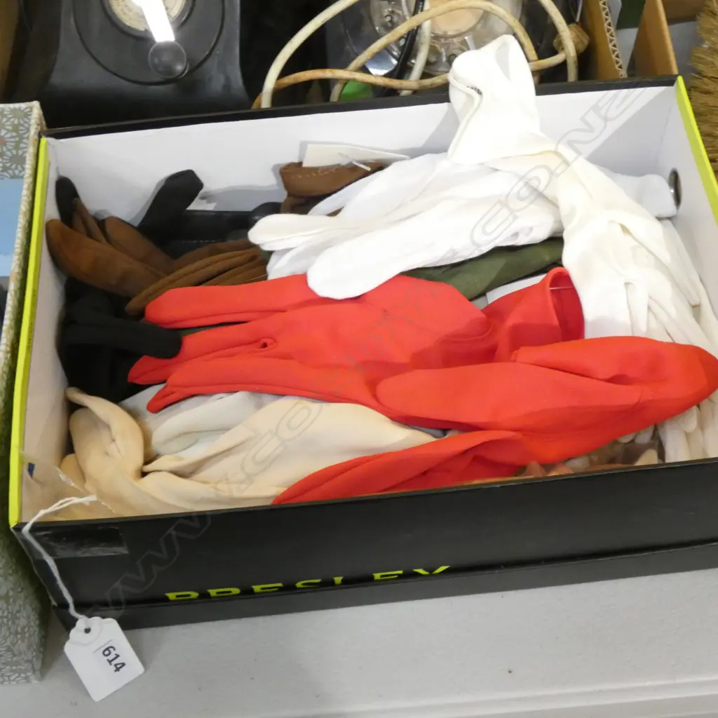 BOX LOT ASST. GLOVES Image 1++