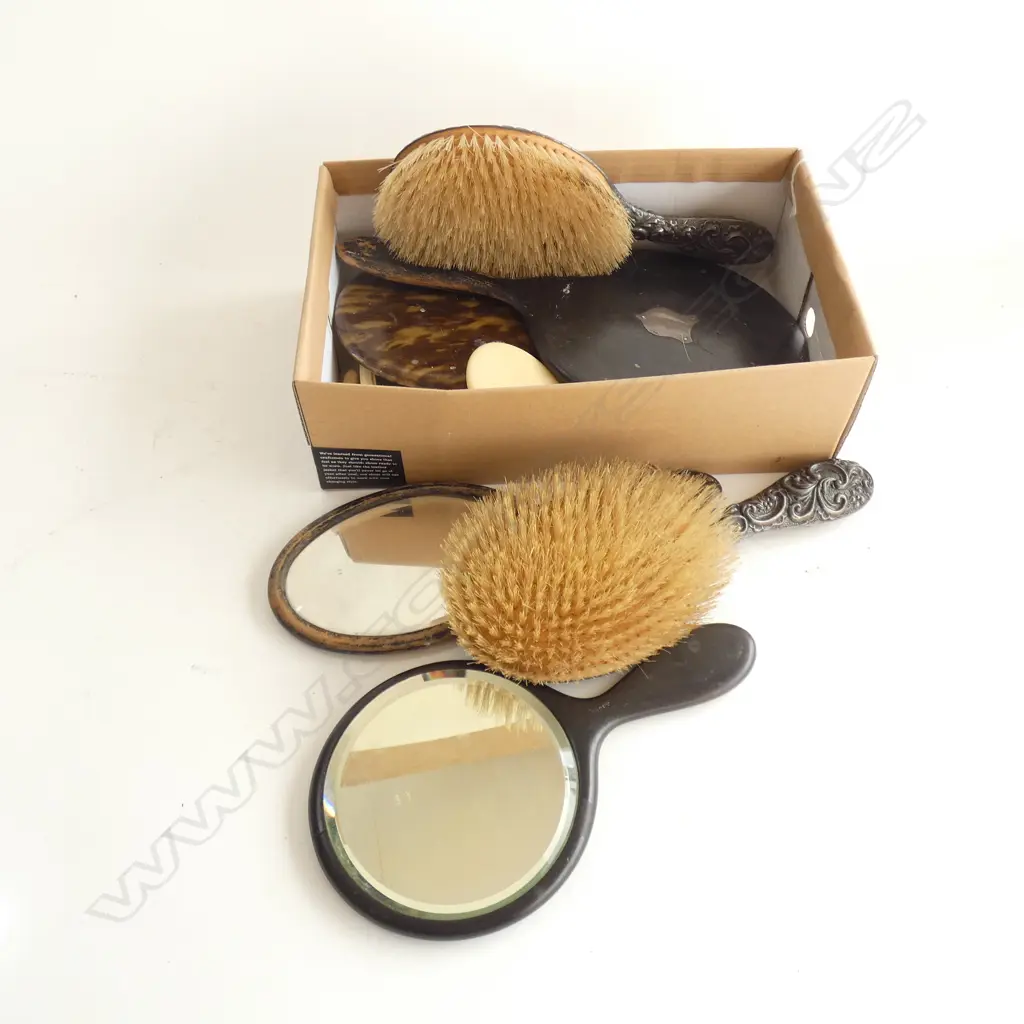 SM BOX OLD MIRRORS; BAKELITE / WOODEN / TORTOISESHELL 2 STG SILVER Image 1++