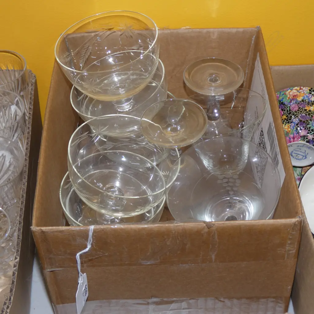 BOX LOT GLASS.  Image 1++
