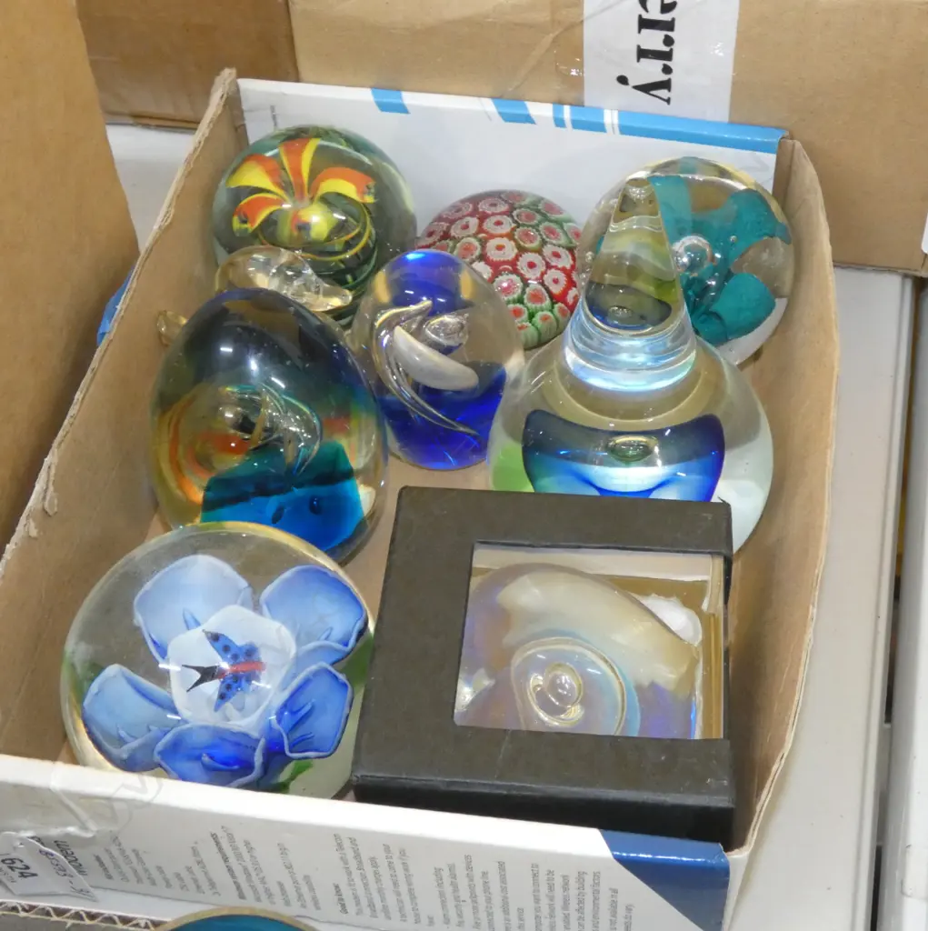 BOX GLASS PAPERWEIGHTS  Image 1++