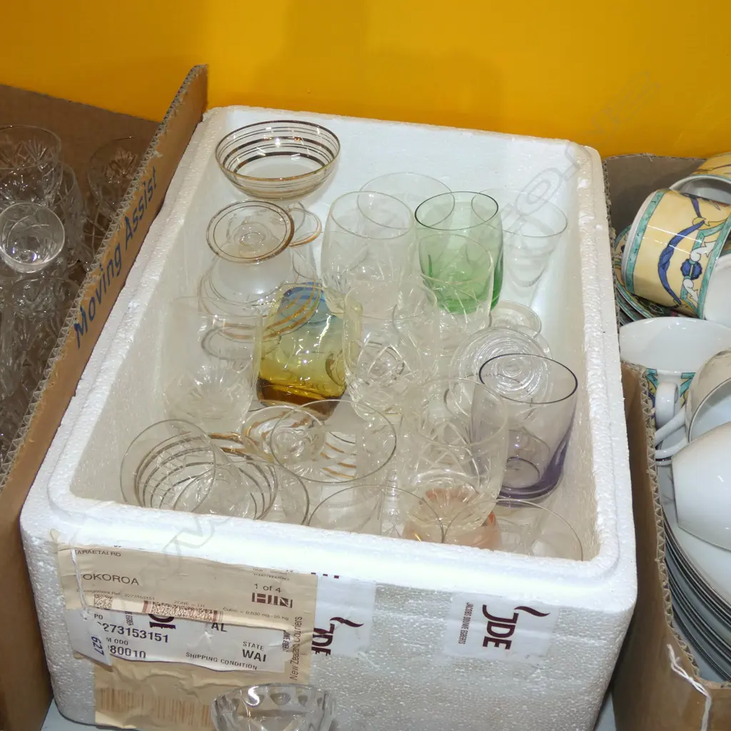 LOT ASST COLOURED GLASS AND CRYSTAL Image 1++